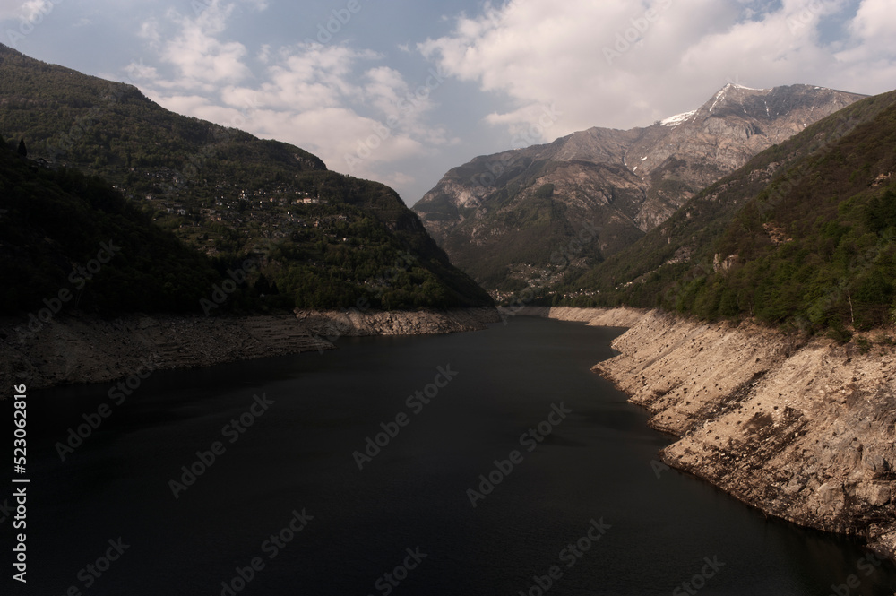 Verszasca Staudamm im Valle Verzasca - Blick auf den halb gefüllten See