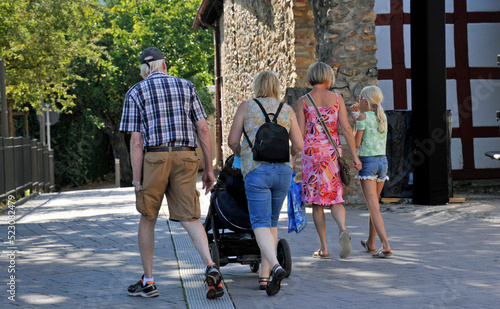 familie geht in einer altstadt photo