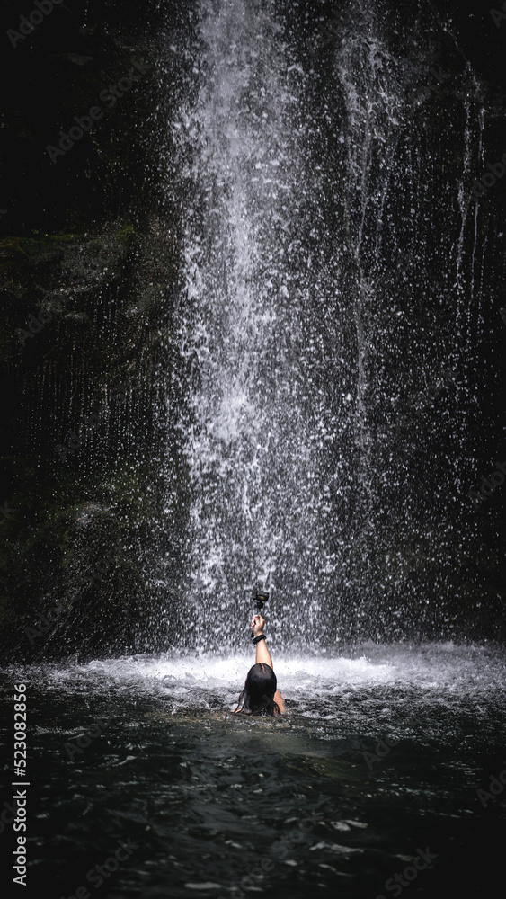 Obraz premium Swimming in waterfall