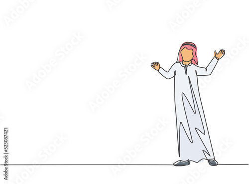 Single continuous line drawing young Arab business man doing business presentation at office. Speaker at business conference minimalist concept. One line draw graphic design vector illustration.