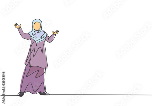 Continuous one line drawing young Arab female worker doing business presentation at office. Speaker at business conference minimalist concept. Single line draw design vector graphic illustration.