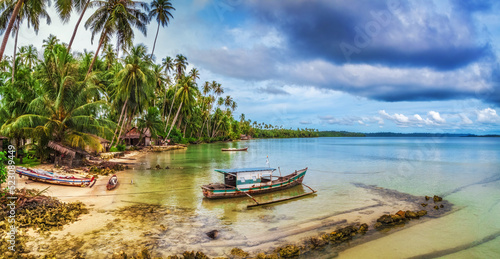 Boats on the beach of a secluded tropical island © Cameo