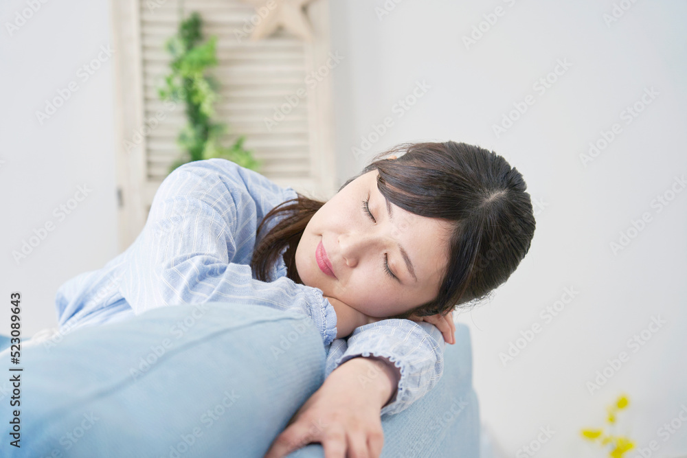 ソファーで昼寝する女性 ソファーで昼寝する女性