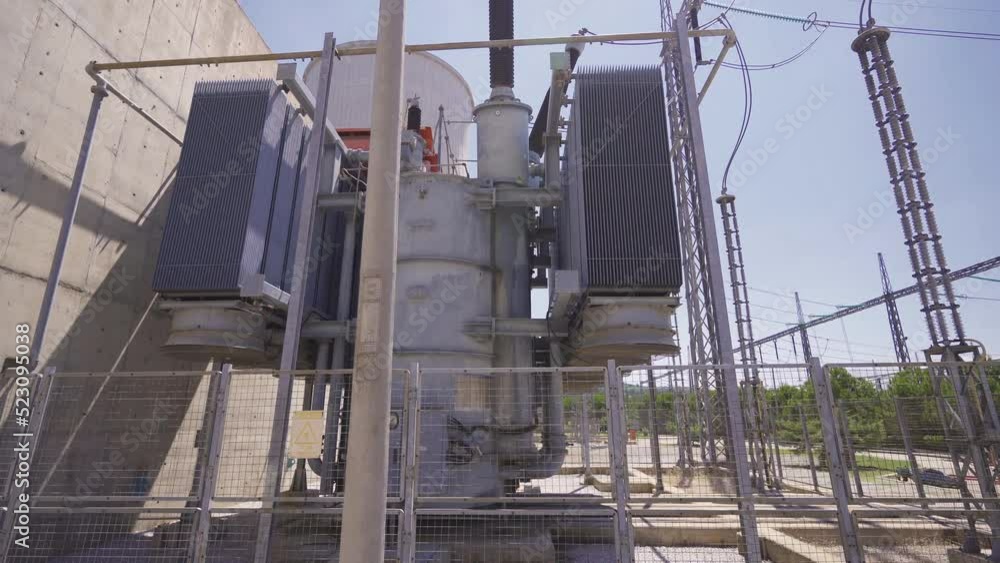 Transformer in nuclear power plant.
Transformer that raises the electrical voltage.
Transformer in nuclear power plant.
Transformer that raises the electrical voltage.