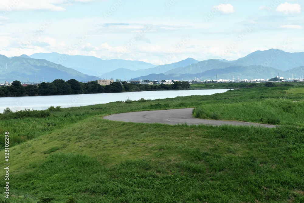 堤防、河川、夏の景色、日本の風景、田舎の風景