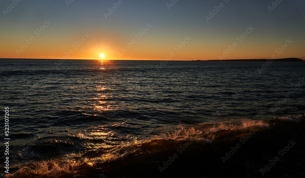 Fototapeta premium Atardecer, sol, naranja, olas, reflejo, costanera.