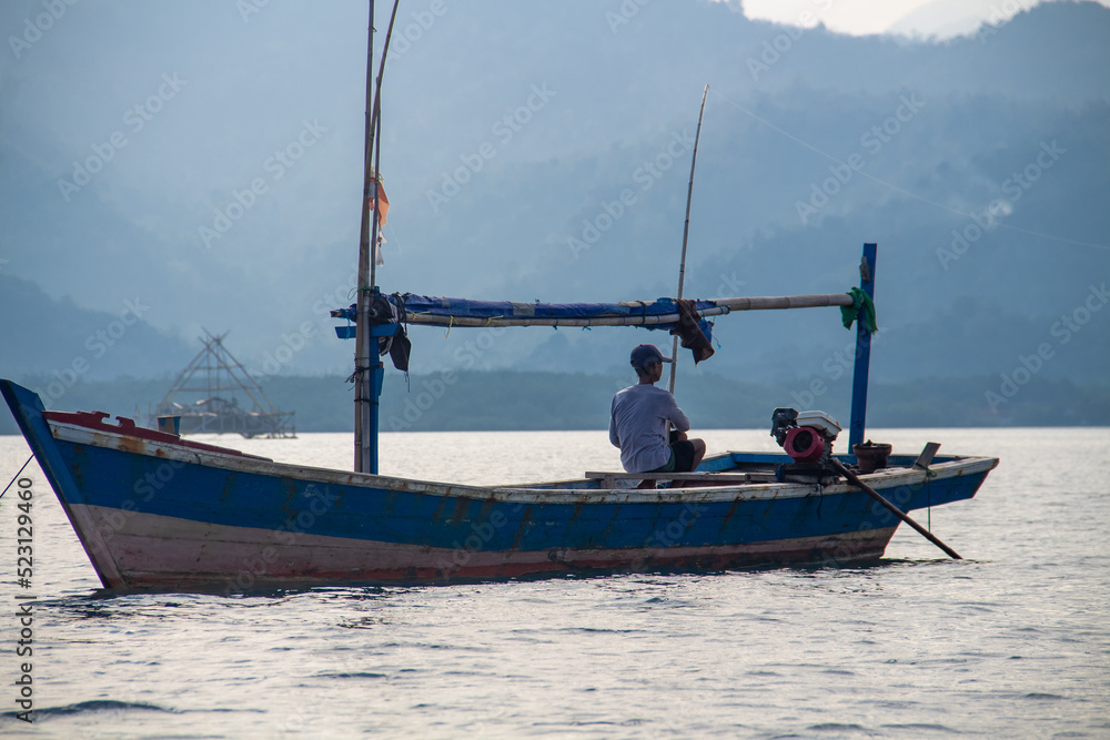 Obraz premium A boat traveling in the middle of the ocean brings people to cross the island