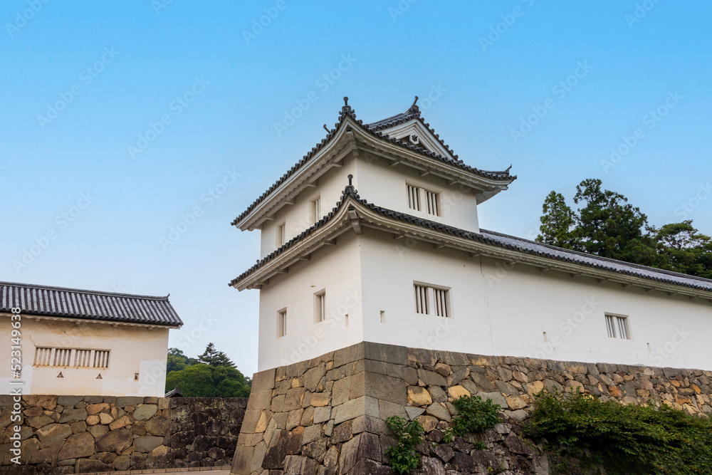 彦根城・石垣の上に立つ白い二重櫓