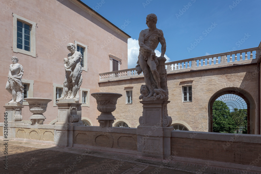 Macerata. Statue della loggia di Palazzo Bonaccorsi.