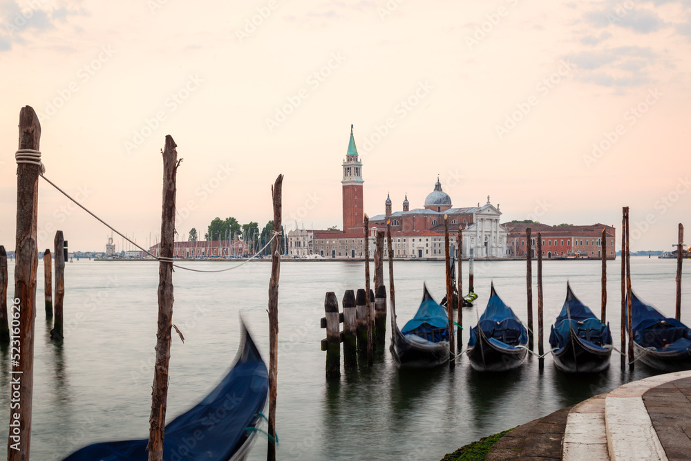 Venezia. Gondole a Ponte Paglia verso l' isola di San Giorgio Maggiore