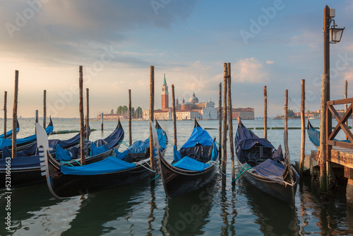 Venezia. Gondole ormeggiate al Molo di Palazzo Ducale verso l' isola di San Giorgio Maggiore © Guido