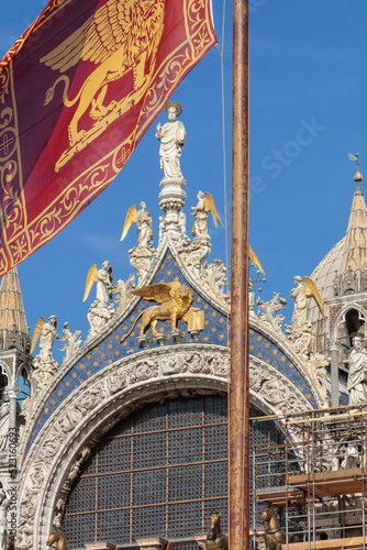 venezia. Facciata arcone centrale della Basilica di San Marco, con gonfalone