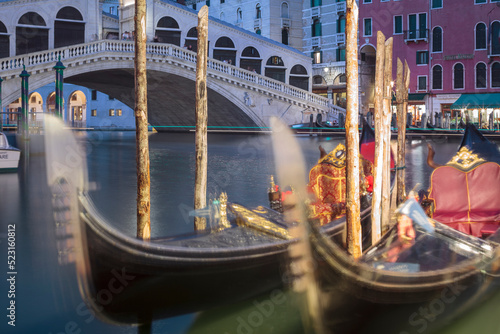 Venezia. Gondole all' ormeggio al Ponte di Rialto © Guido