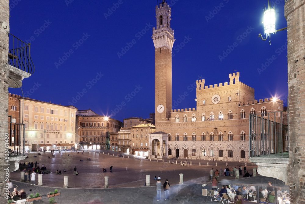 Fototapeta premium Piazze Italia, Siena. Torre del Mangia con Palazzo pubblico in Piazza del Campo