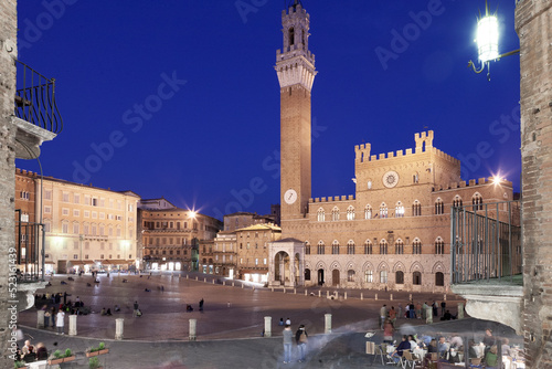 Piazze Italia, Siena. Torre del Mangia con Palazzo pubblico in Piazza del Campo photo