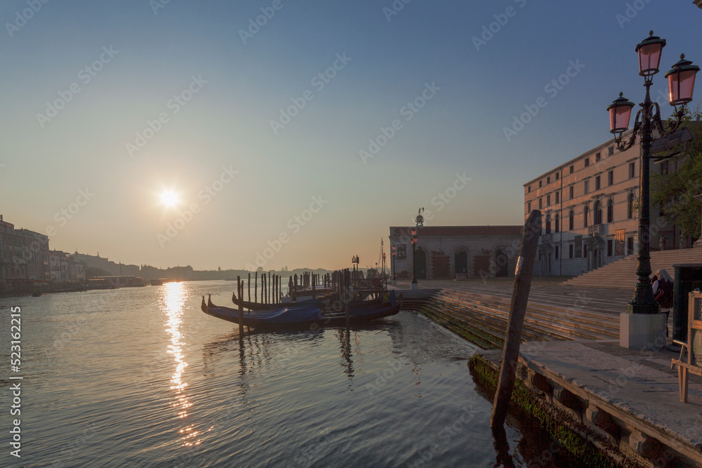 Venezia. Canal Grande all' alba con gondole in sosta al Campo della Salute davanti al Palazzo Patriarcale