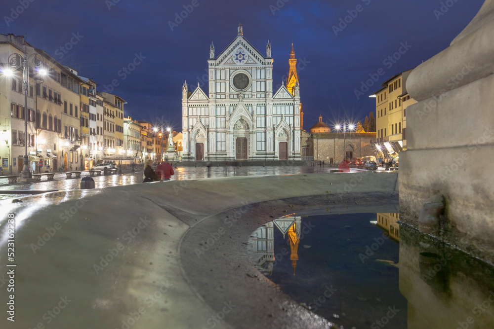 Firenze. Basilica di Santa Croce con fontana al crepuscolo.