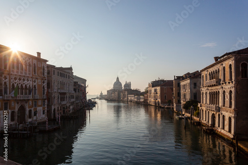 Venezia. Palazzi sulle Rive del Canal Grande all  alba verso La Salute.