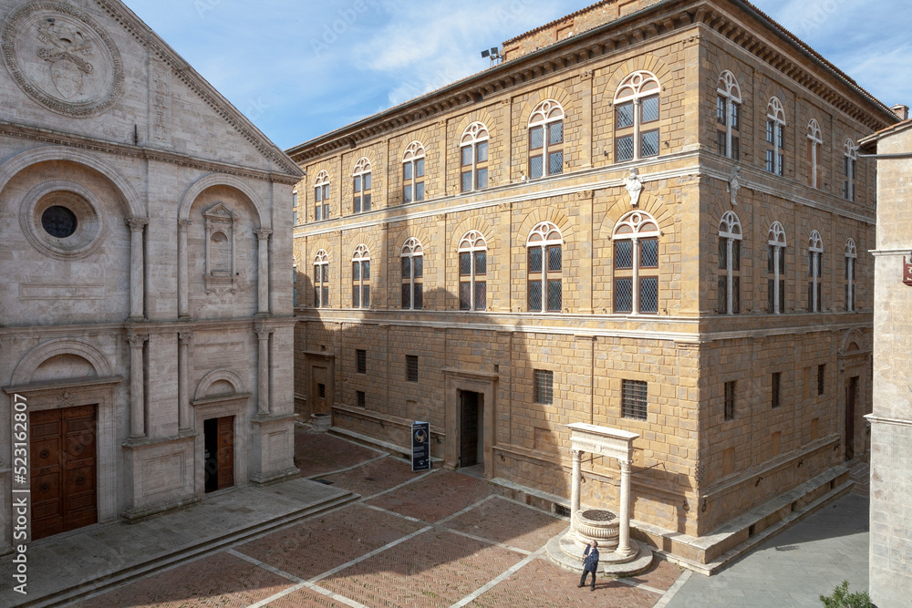 Pienza, Siena. Piazza della Cattedrale con Palazzo Tornabuoni e pozzo di Rossellino