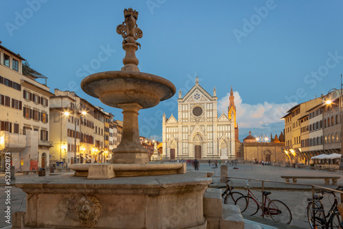 Firenze. Basilica di Santa Croce nella piazza omonima con fontana