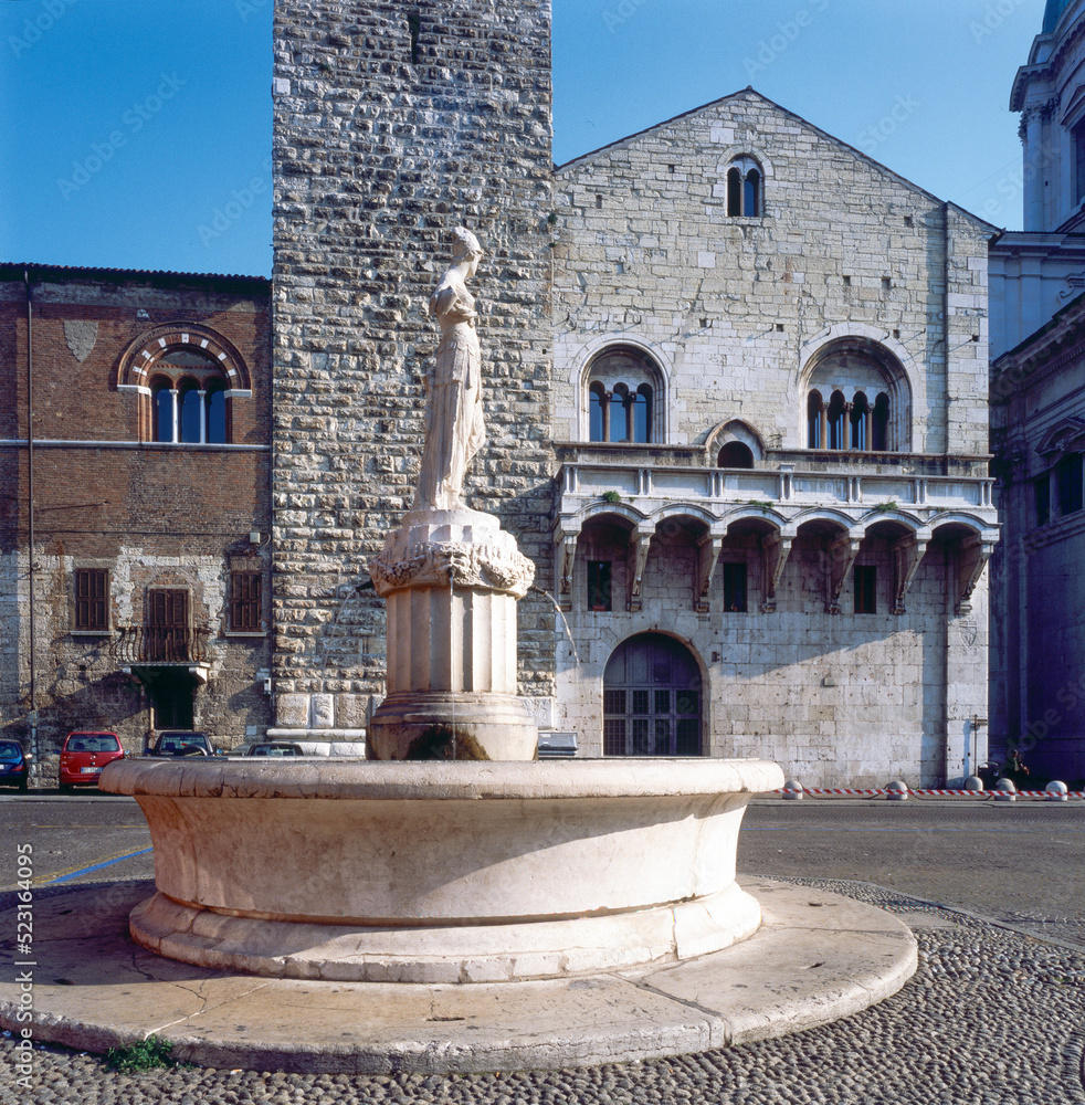 Brescia. Piazza Paolo VI con Fontana di Minerva, Broletto con Torre del Pegol