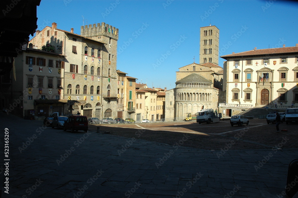 Arezzo. Piazza Grande con la Pieve e i palazzi.
