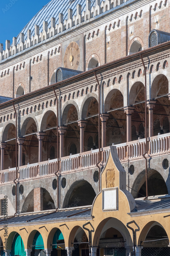 Padova. Dettaglio della facciata del Palazzo della Ragione a piazza delle Erbe