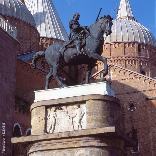 Padova. Monumento equestre al Gattamelata di Donatello a Piazza del Santo.
 photo