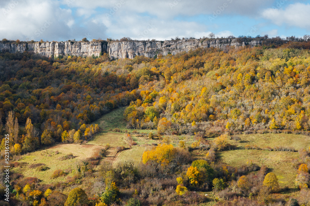 Obraz premium Paysage des falaises de Saint-Romain pendant l'automne. Une forêt automnale et une falaise.