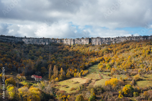 Obraz na płótnie Paysage des falaises de Saint-Romain pendant l'automne