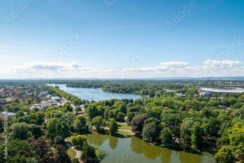 Blick von oben über eine typische Landschaft mit See © URS.INHO