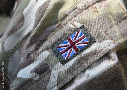Εκτύπωση καμβά UK flag on soldiers arm