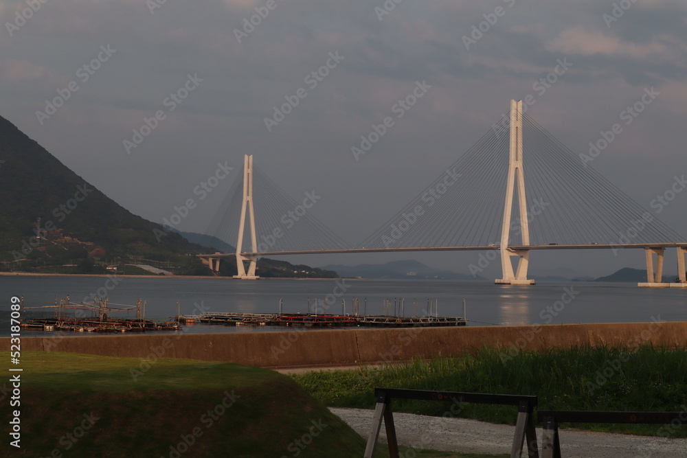 Obraz premium 大三島から望む夕焼けの多々羅大橋