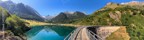 Fotografie, Obraz Paysage de montagne et barrage sur un lac des Pyrénées en France.