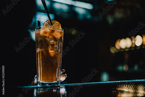 Fotografi woman bartender hand at the bar or pub to prepare cocktail Long Island in glass