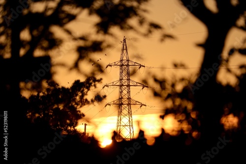 夕陽に照らされる鉄塔のシルエット