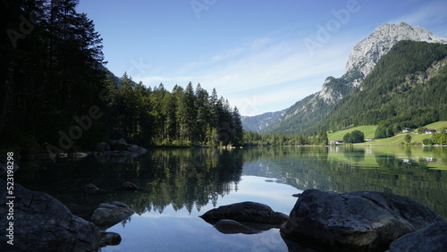 wünderschöner bergsee mit bergen und Flüssen © Hanglooser