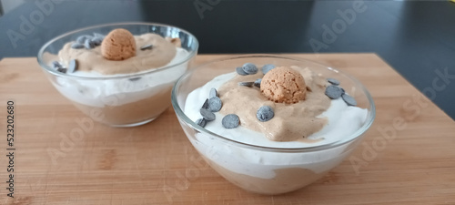 Zwei Stracciatella- und Espresso-Desserts mit Amarettini