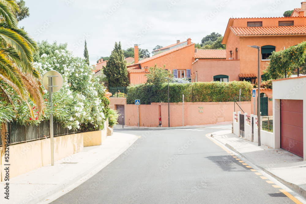 Vue d'une rue de Collioure. Une rue de village du sud de la France. Une rue vide. Personne dans une rue en été.