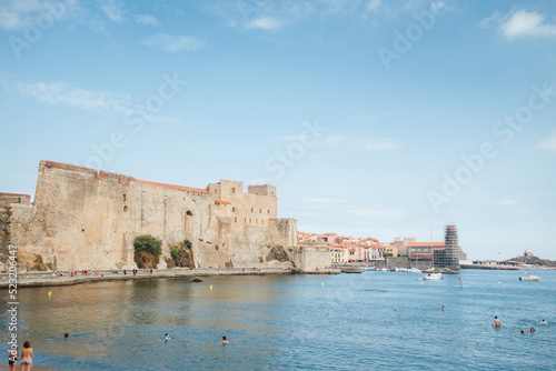 Le château de Collioure. Le port de Collioure. La ville de Collioure. Une forteresse au bord de la mer. Une ville médiévale portuaire.