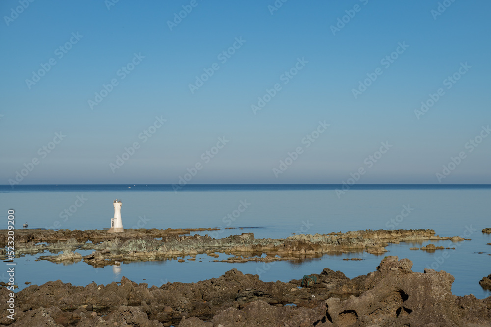 佐渡島の長手岬と灯台