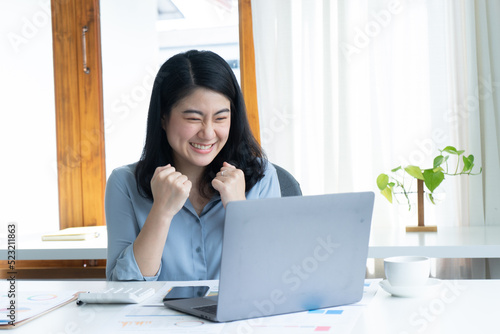 Foto Portrait of smile beautiful business asian woman suit working office desk computer
