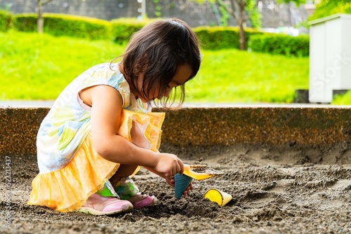 公園で砂場遊びをする女の子 photo