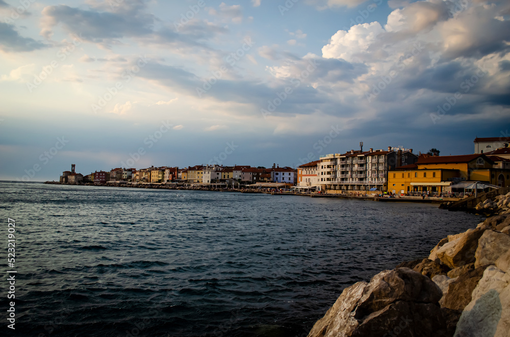 Obraz premium view of the city at sunset