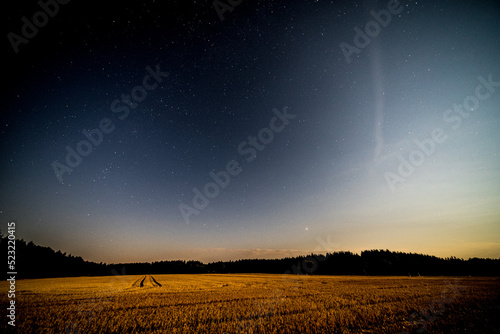 Fotografie Taking photos in the moonlight is like dancing with the universe – you have to k