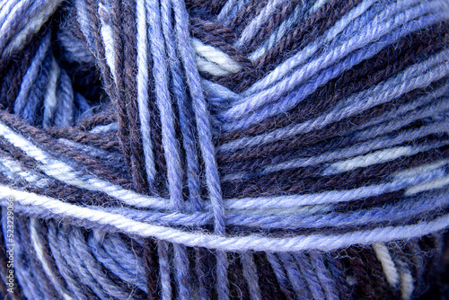 The threads of the combined yarn are sectionally dyed blue. Soft focus.