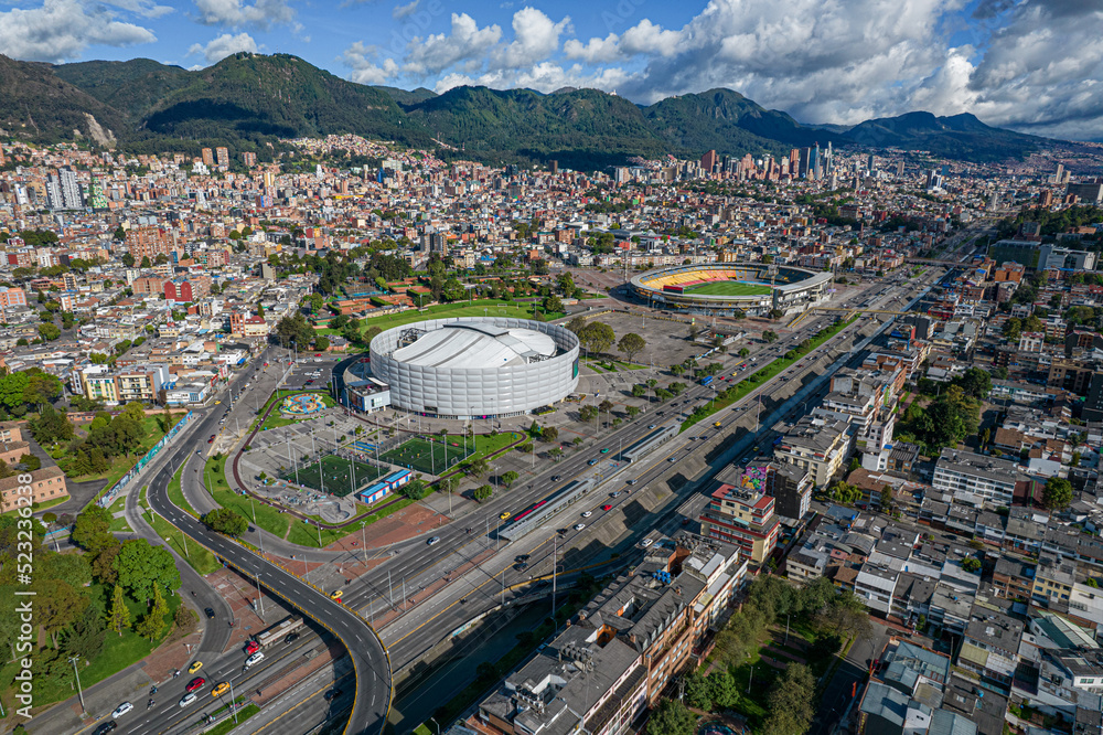 Carrera 30 de la ciudad de Bogotá ( Colombia), donde se puede visualizar el movistar arena y el estadio el campin y el lago del parque de los novios en primer plano y al fondo el centro de la ciudad.