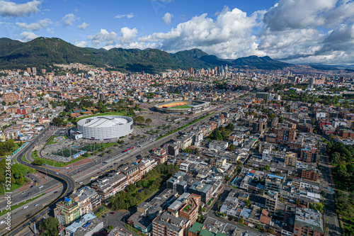 Carrera 30 de la ciudad de Bogotá ( Colombia), donde se puede visualizar el movistar arena y el estadio el campin y el lago del parque de los novios en primer plano y al fondo el centro de la ciudad.