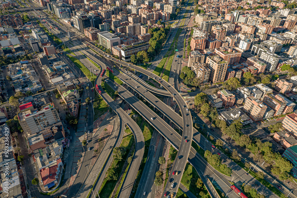 Autopista norte de Bogotá (Colombia ) a la altura de la av NQS, Usaquen y al fondo el centro internacional de la ciudad adornada por sus majestuosos cerros y edificaciones como torre sigma