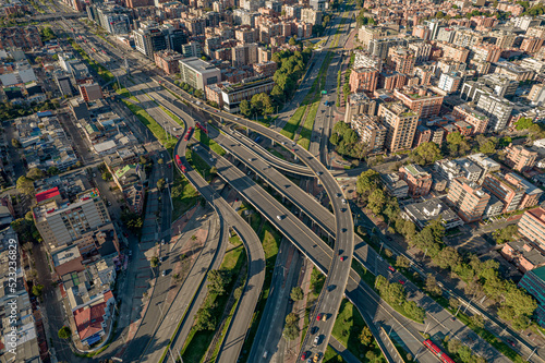 Obraz na płótnie Autopista norte de Bogotá (Colombia ) a la altura de la av NQS, Usaquen y al fondo el centro internacional de la ciudad adornada por sus majestuosos cerros y edificaciones como torre sigma w salonie